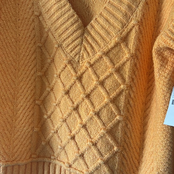 The Tillie V-neck Sweater - Picture 4 of 5